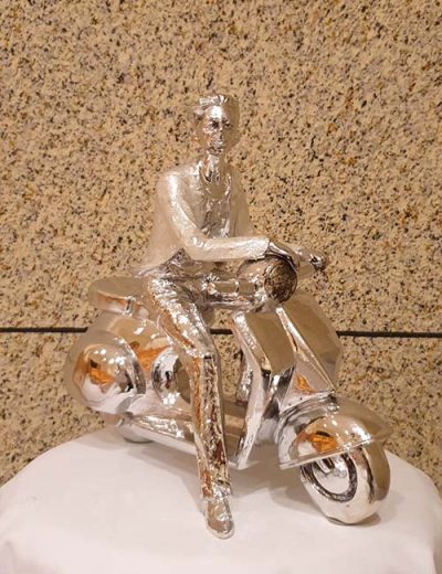 Figura moto resina plateada Figura moto resina plateada